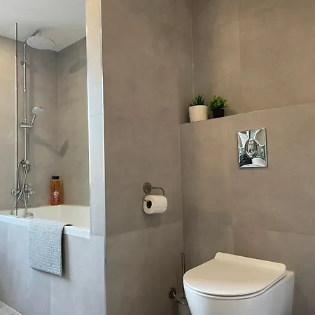 Cozy At Park & Near Center